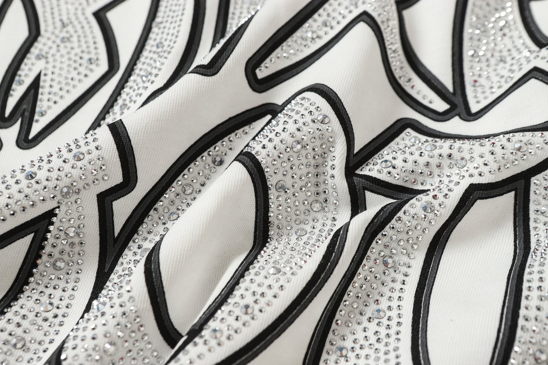 MIXED EMOTION Angel Graphic T-Shirt — detail