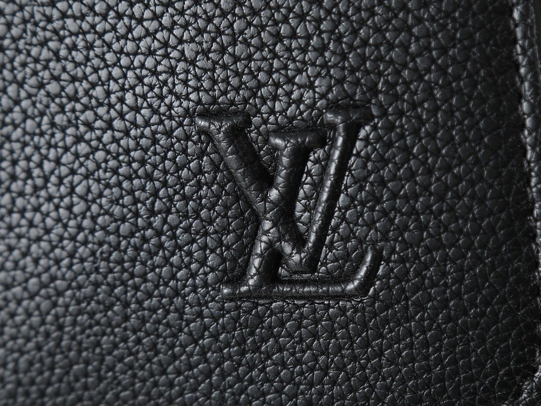 Louis Vuitton Speed Black Leather Messenger Bag — detail