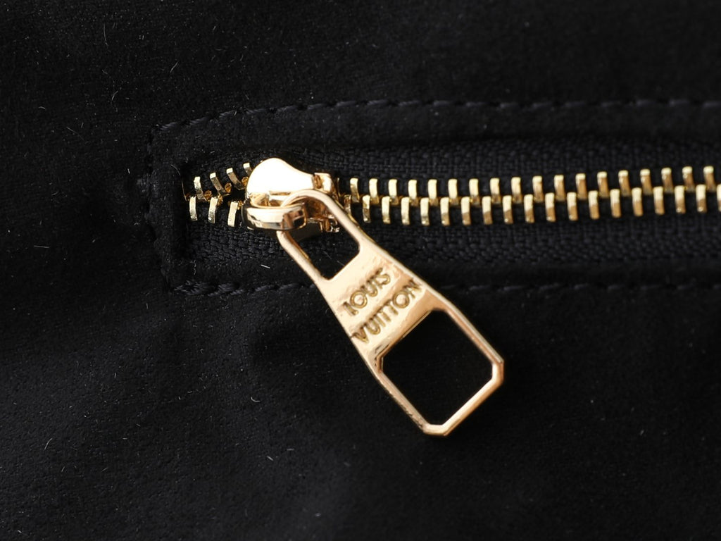 Louis Vuitton Graceful Shoulder Bag — detail
