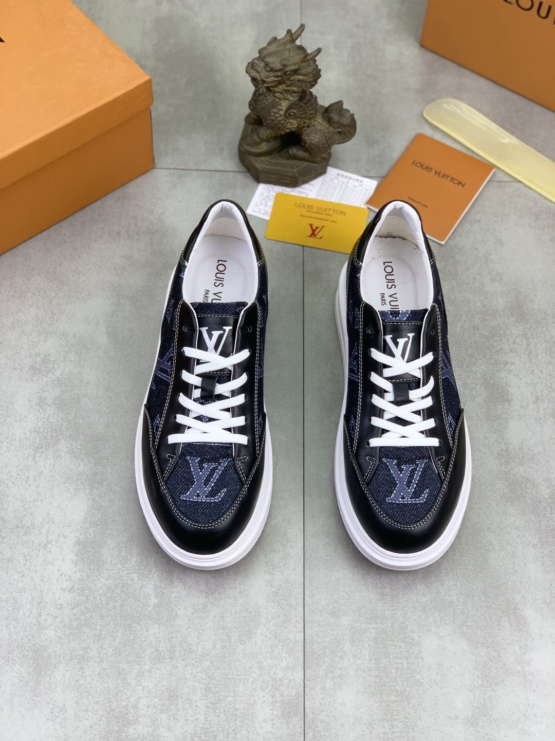 Louis Vuitton Patterned Low-Top Sneakers — front