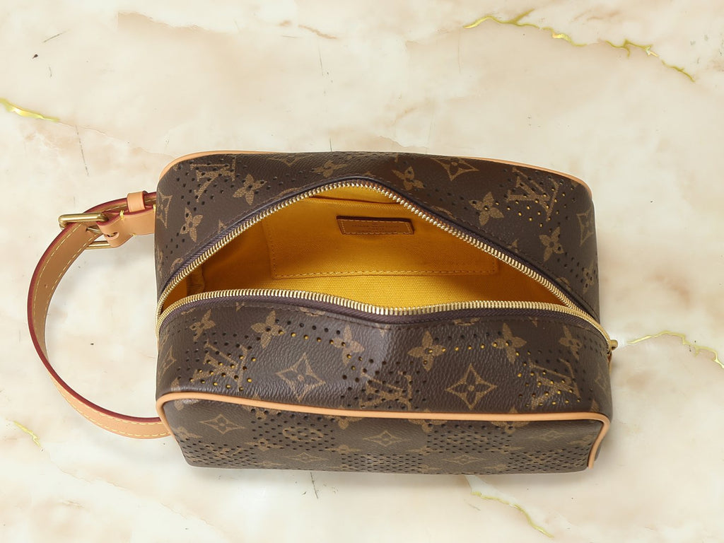 Louis Vuitton Locker Dopp Kit Monogram Toiletry Bag — detail