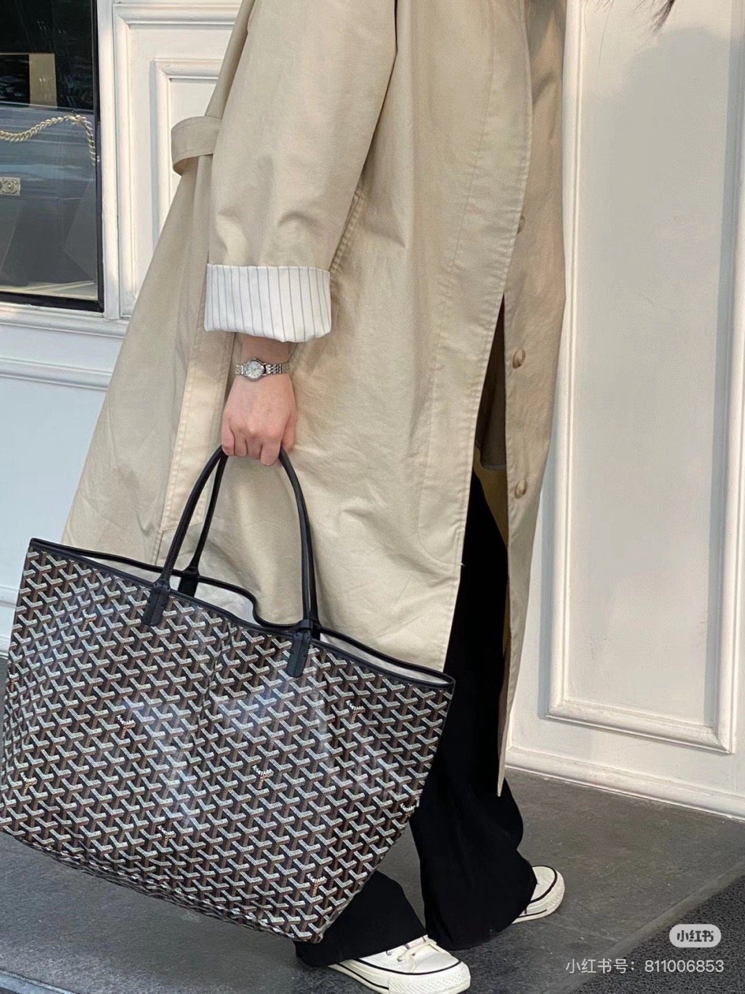 Repeating-Pattern Soft Tote Bag — model