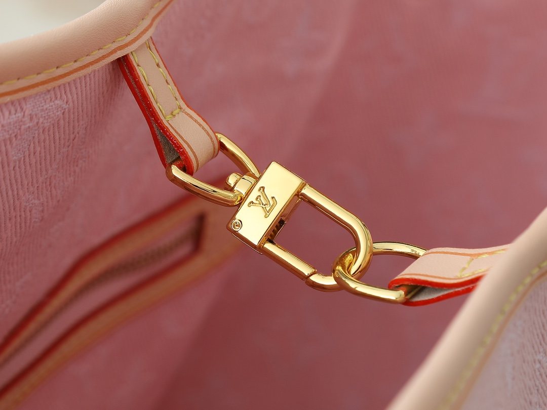 Louis Vuitton Neverfull Monogram Tote — detail