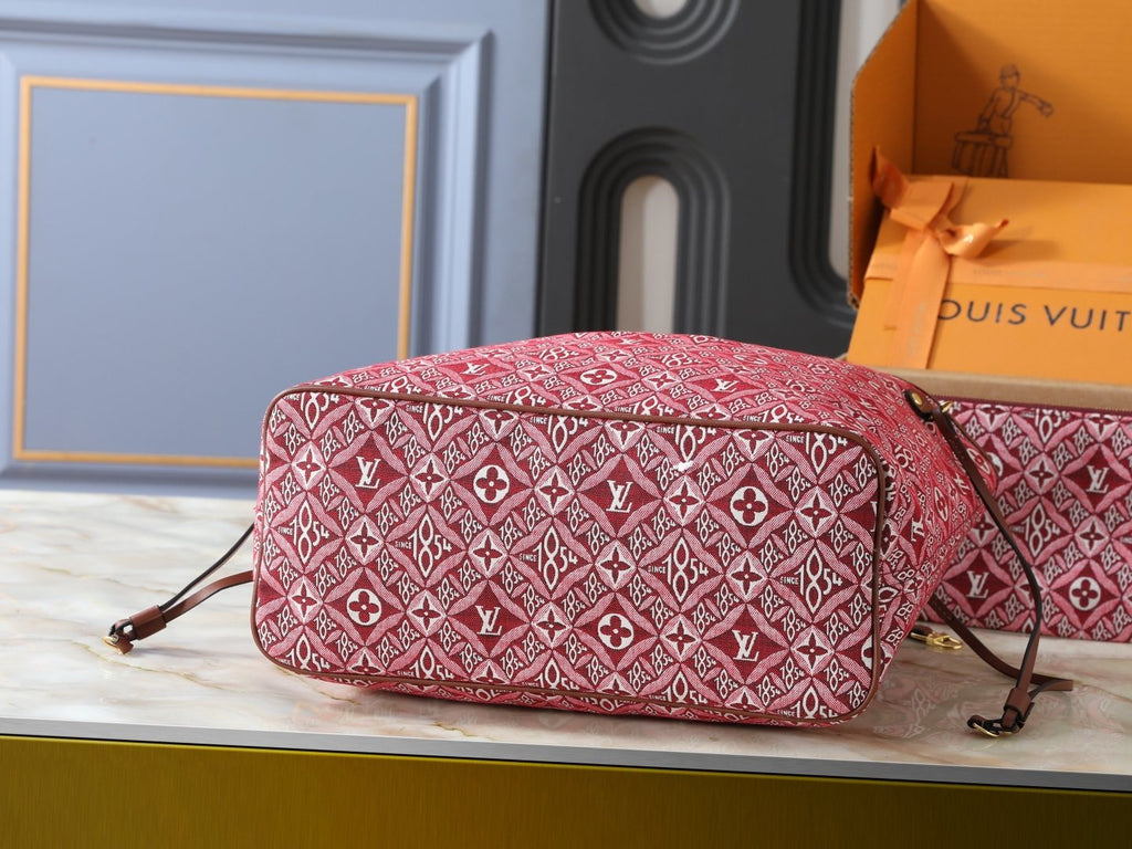 Louis Vuitton Neverfull Monogram Tote with Zip Pouch — detail