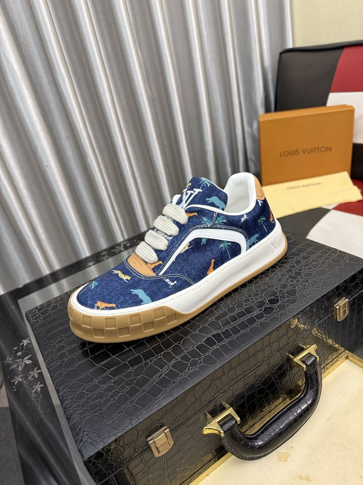 Louis Vuitton Patterned Low-Top Sneakers — front
