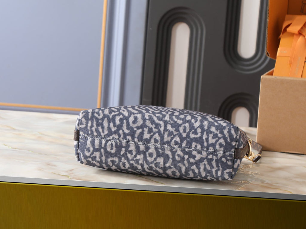 Louis Vuitton Multipass Blue-Gray Patterned Shoulder Bag — detail