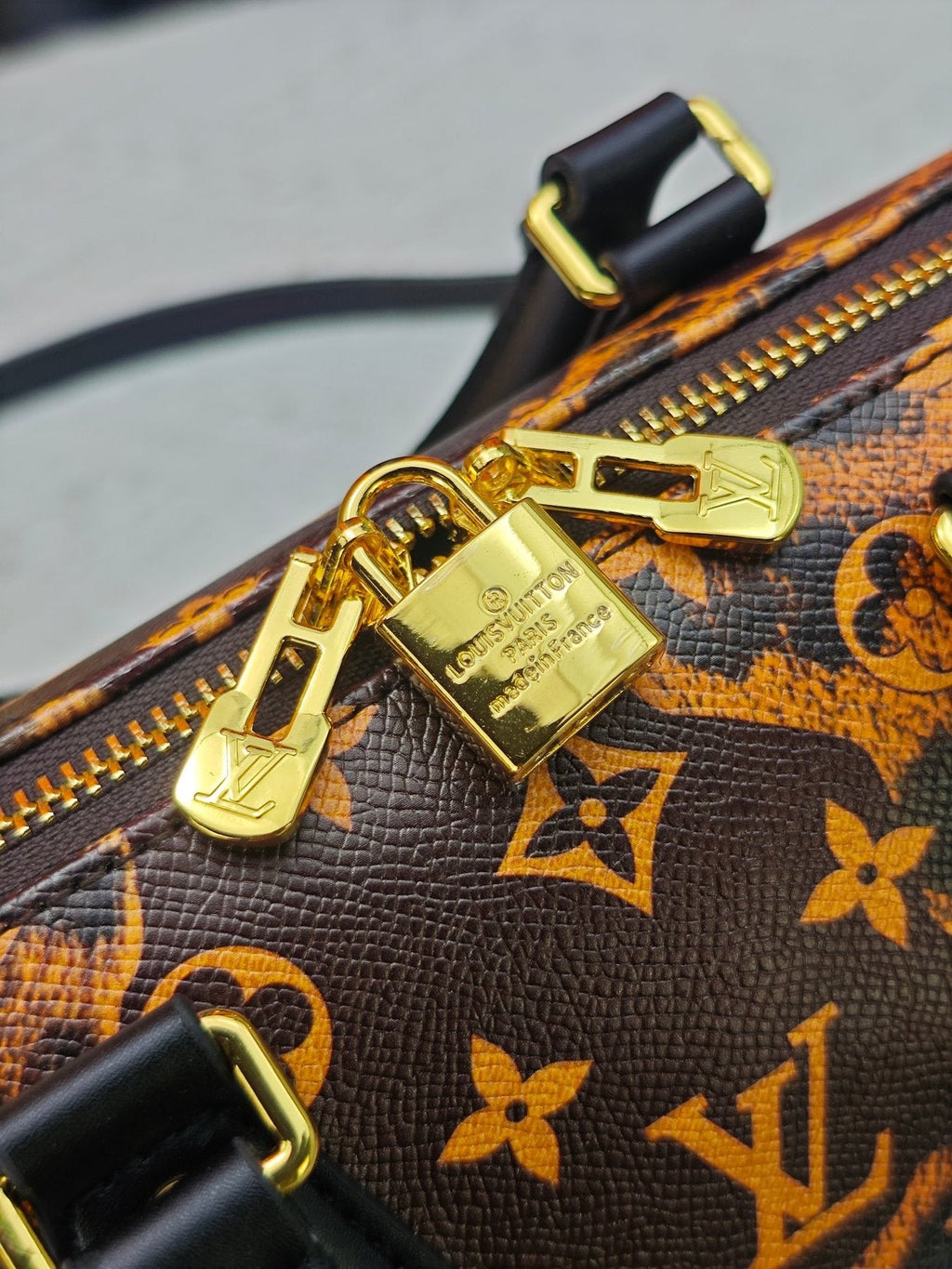 Louis Vuitton Speedy Bandoulière Monogram Bowling Bag — detail