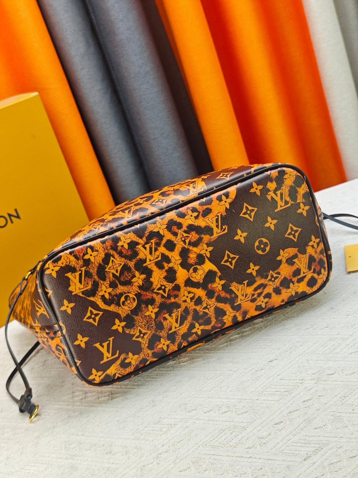 Louis Vuitton Neverfull Leopard Monogram Tote — detail