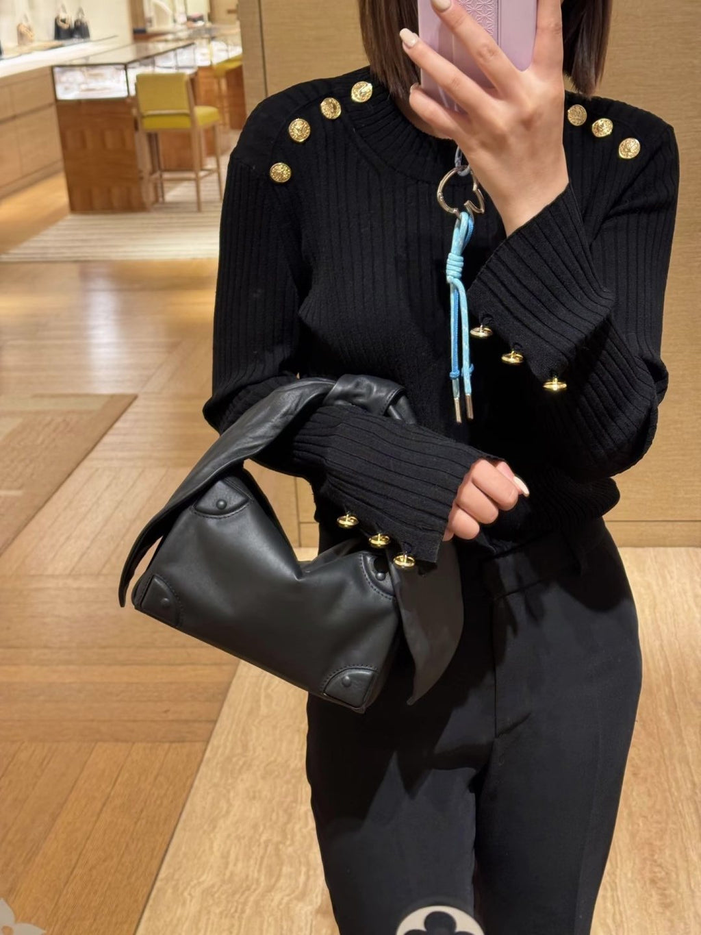 Knotted Handle Folded Handbag — model