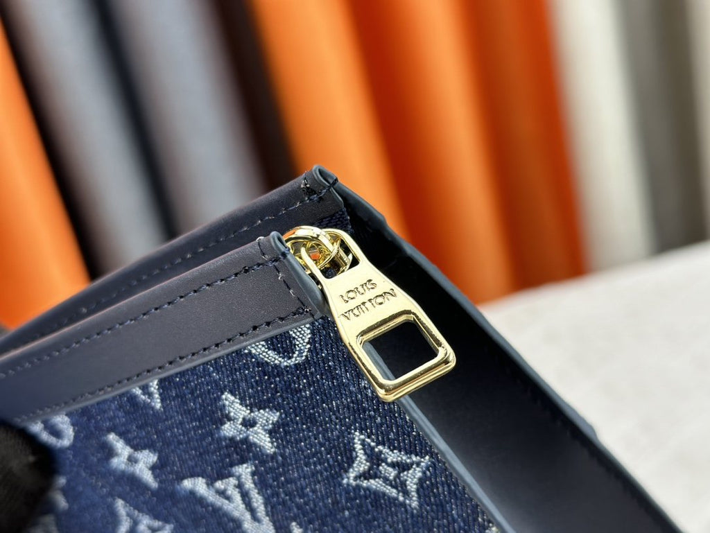Louis Vuitton Pochette Voyage Monogram Heart Clutch — detail