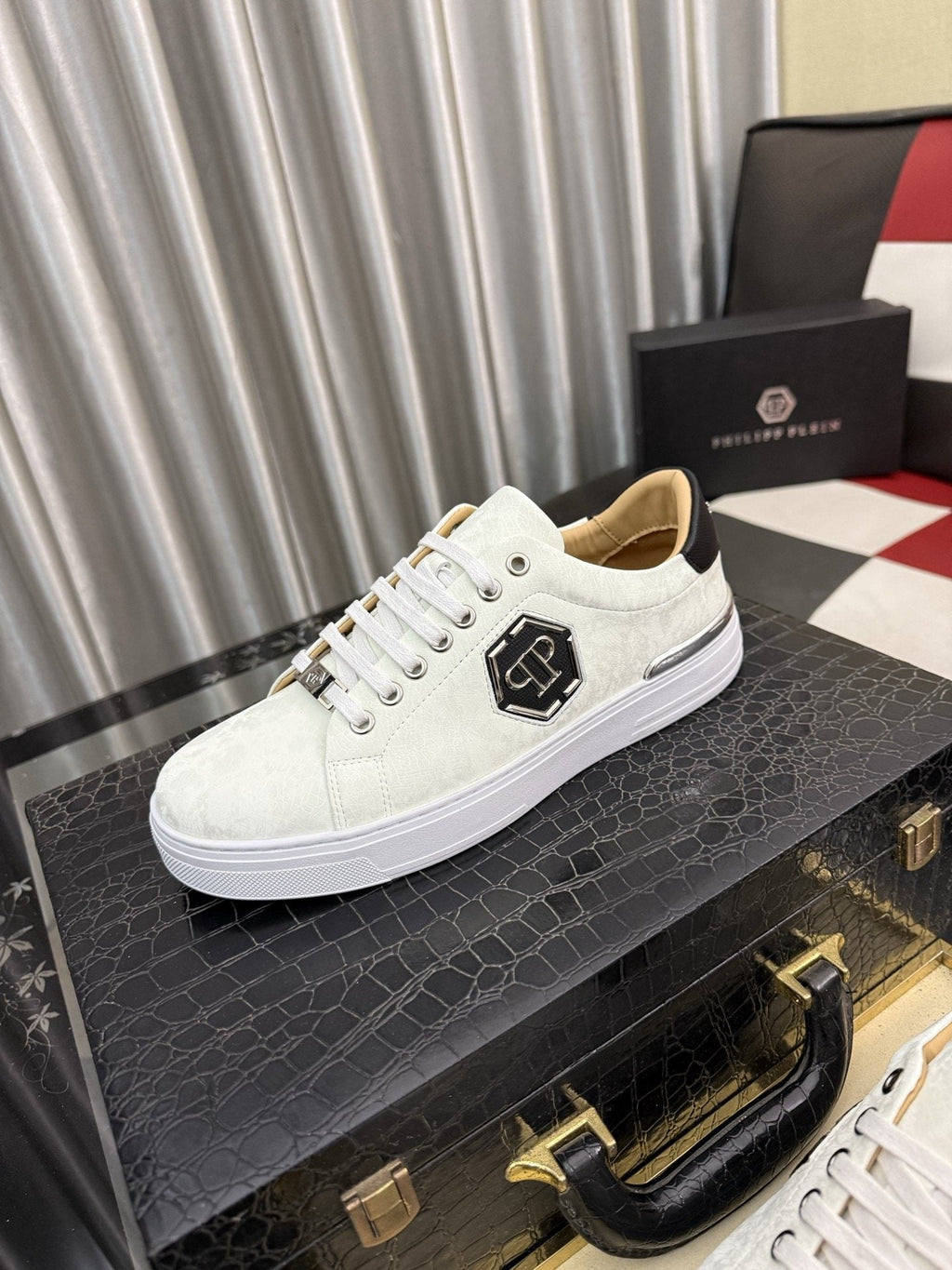 Philipp Plein Emblem Low-Top Sneakers — hero